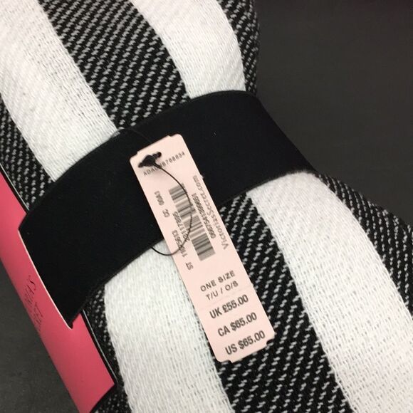 NEW 🍎VICTORIA SECRET Blanket for beach - Picture 5 of 6
